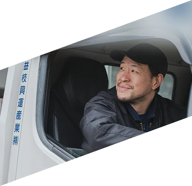 写真：運転している男性社員