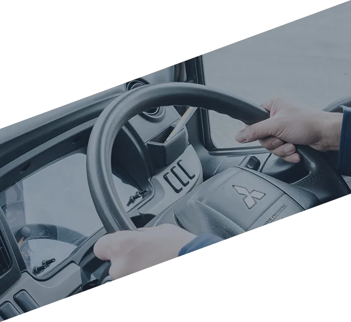 写真：トラックの運転中の男性
