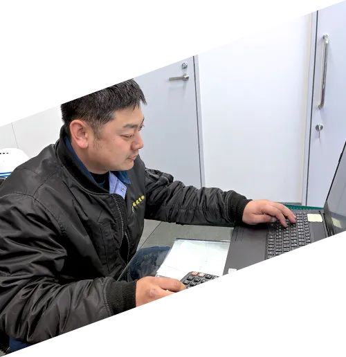 写真：PCで作業している男性社員