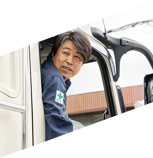 写真：トラックを運転している男性社員
