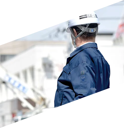 写真：指示を出しているシニア男性社員