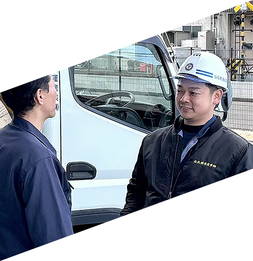 写真：笑顔で談笑している男性社員たち